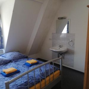 Zimmer mit Kingsize-Bett